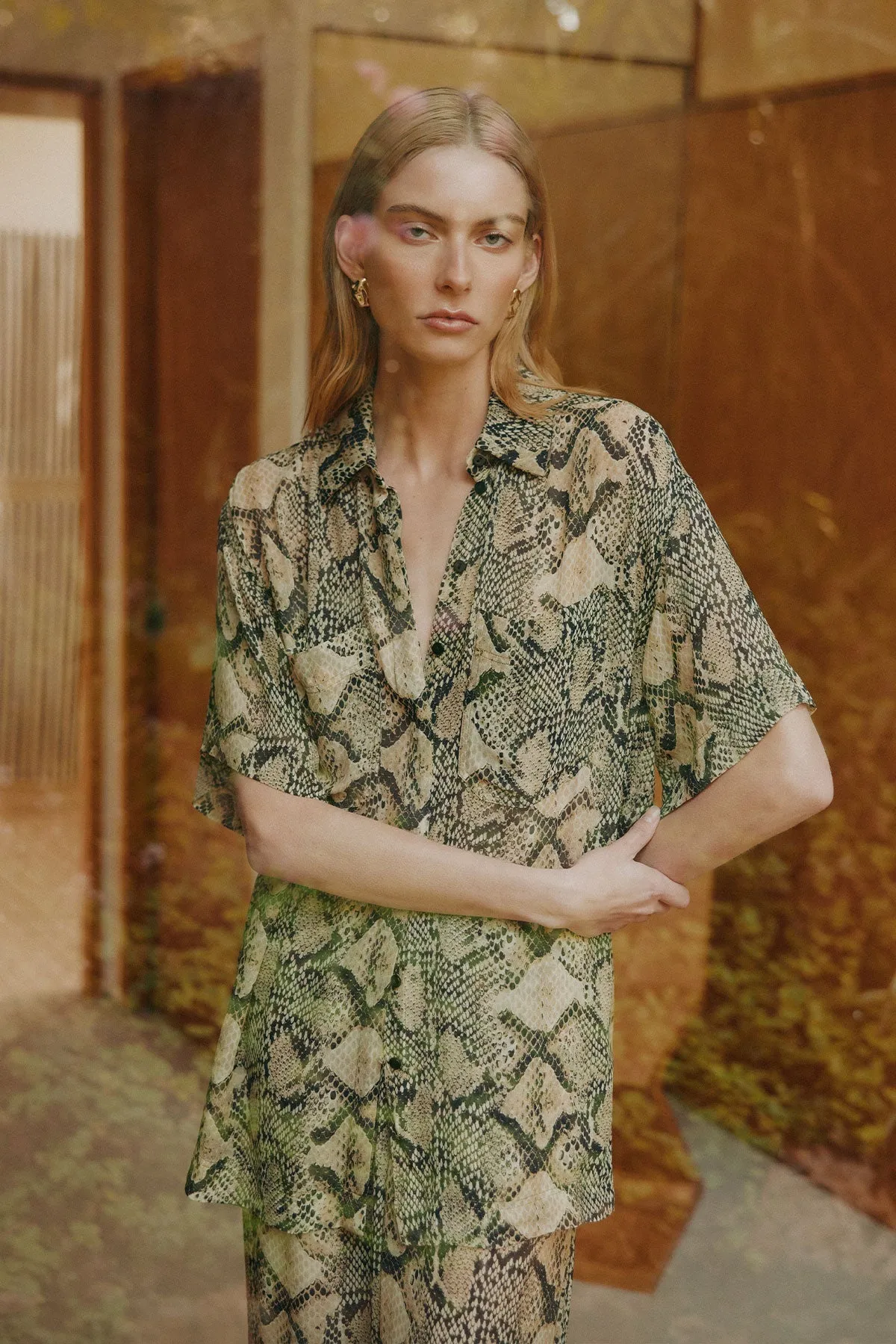 HADIYA SIDE SPLIT SHORT SLEEVE SHIRT